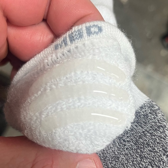 2 pairs Bombas Women's White Cushioned No Shows Socks Size Medium - Picture 3 of 4